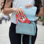 Portafoglio personalizzato con nome, personaggio animato e fiore di nascita in stile vintage - Regalo per compleanni e matrimoni per donne o ragazze