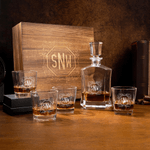 Personalisierte verzierten Vintage Monogramm Design Whiskey Dekanter Glas mit eingravierten ersten Geburtstag Jahrestag Geschenk für Männer Whiskey Liebhaber