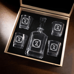 Personalisierte verzierten Vintage Monogramm Design Whiskey Dekanter Glas mit eingravierten ersten Geburtstag Jahrestag Geschenk für Männer Whiskey Liebhaber