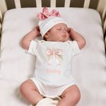 Personalisierte 100% Baumwolle Bogen Blume weiches Baby Mädchen Strampler Hut mit Namen Baby Dusche Geburtstag Geschenk für Neugeborene neue Eltern