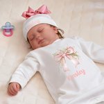 Personalisierte 100% Baumwolle Bogen Blume weiches Baby Mädchen Strampler Hut mit Namen Baby Dusche Geburtstag Geschenk für Neugeborene neue Eltern
