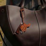 Personalisierte Sattel Design PU Leder Tasche Charme Ornament mit Namen und Quaste Reiten Geburtstagsgeschenk für Pferdeliebhaber