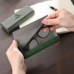 Personalisierte PU Leder Multi-Color Brillenhalter mit Namen und Initialen täglichen Gebrauch Geburtstag Geschenk für Papa Mama