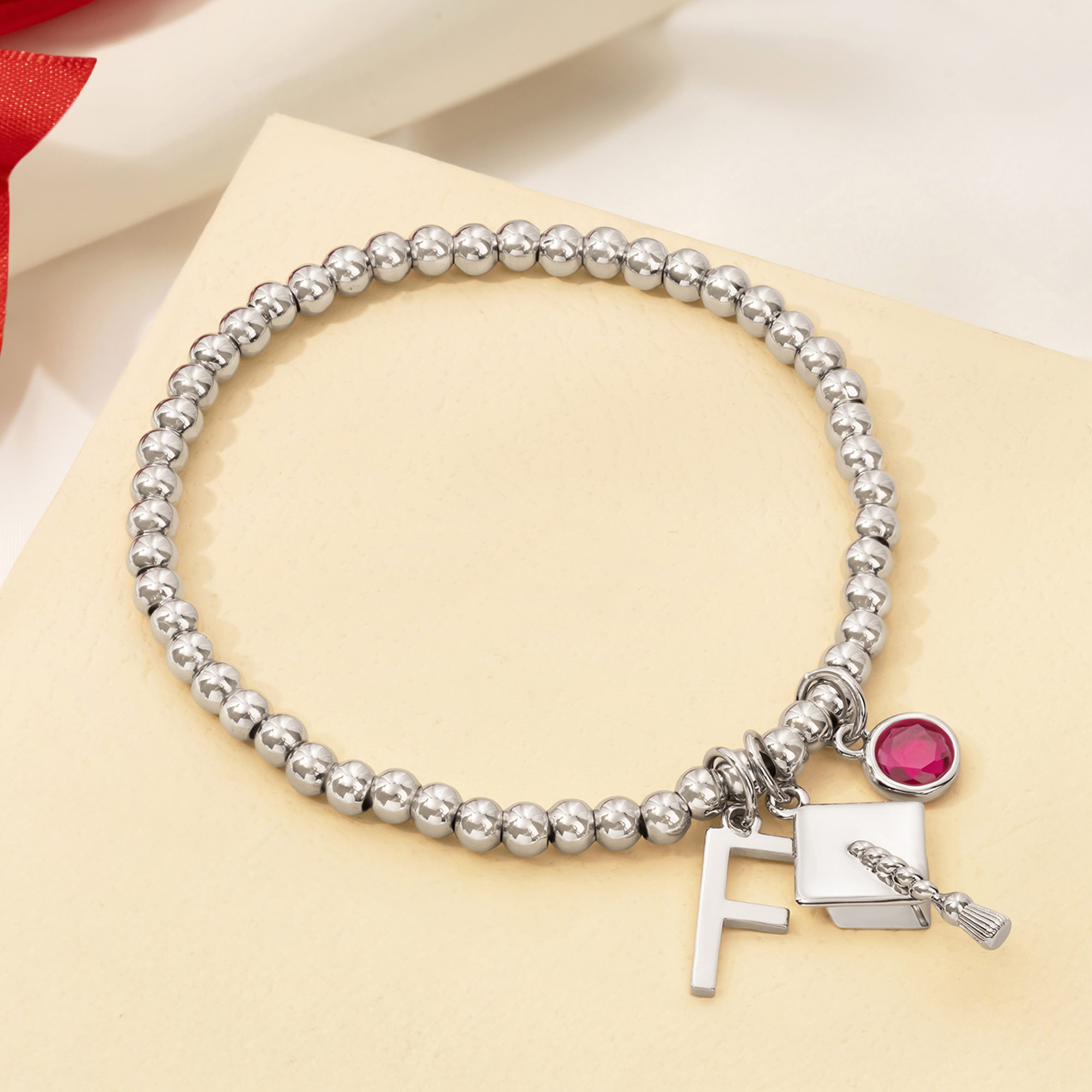 Bracelet en perles avec breloque de pierres de naissance et initiales Cadeau de fin d'études pour les jeunes diplômés