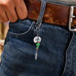 Gepersonaliseerd Natuurstenen Kruis Zadelbedel met Naam en Veren Kwastje Paardrijden Spel Doopcadeau voor Christenen Paardrijden Liefhebbers