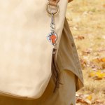 Gepersonaliseerd Natuurstenen Kruis Zadelbedel met Naam en Veren Kwastje Paardrijden Spel Doopcadeau voor Christenen Paardrijden Liefhebbers