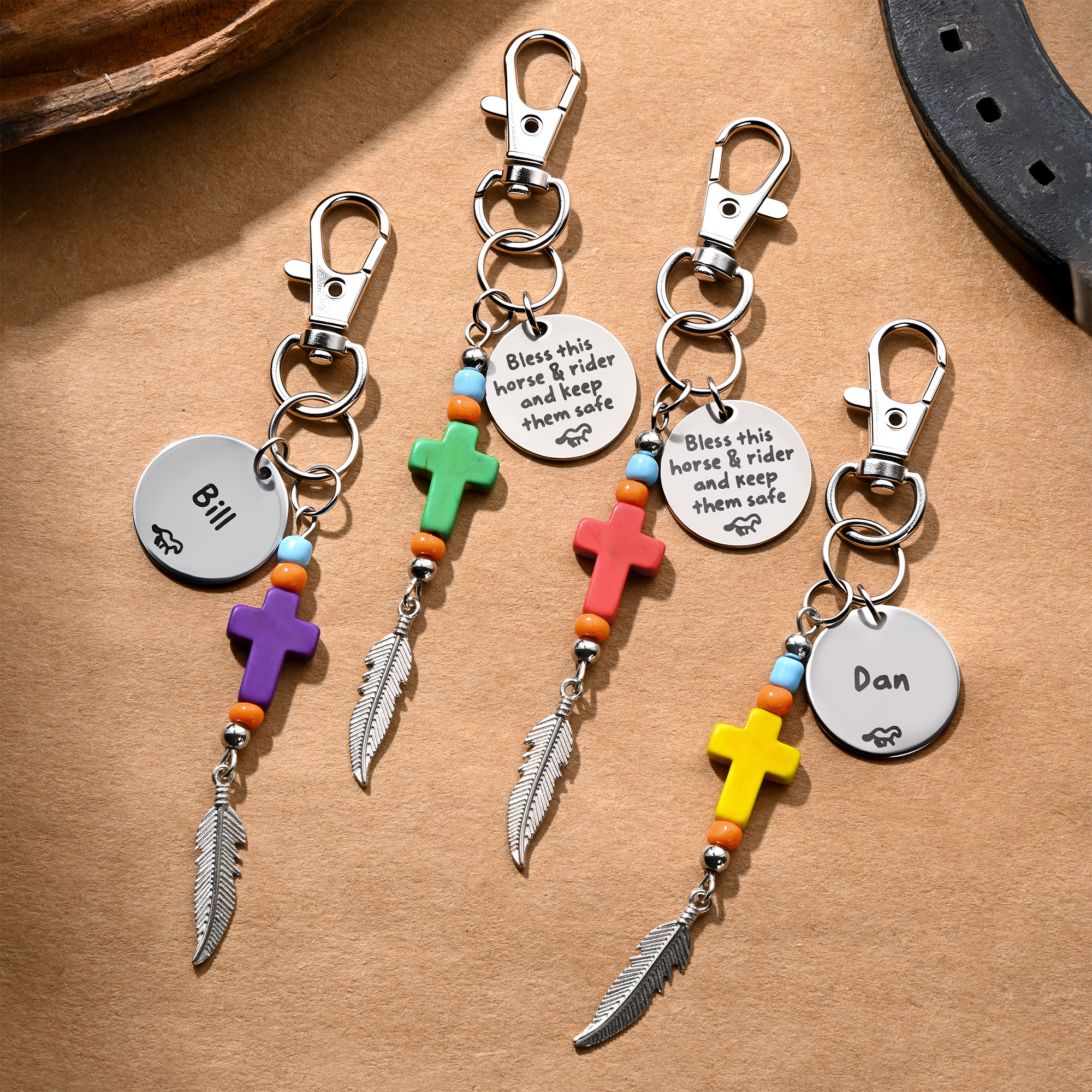 Charm de selle en pierre naturelle personnalisée avec nom et houppe en plumes Jeu d'équitation Cadeau de baptême pour les chrétiens amoureux de l'équitation