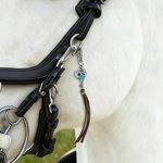 Gepersonaliseerd Natuurstenen Kruis Zadelbedel met Naam en Veren Kwastje Paardrijden Spel Doopcadeau voor Christenen Paardrijden Liefhebbers