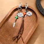 Gepersonaliseerd Natuurstenen Kruis Zadelbedel met Naam en Veren Kwastje Paardrijden Spel Doopcadeau voor Christenen Paardrijden Liefhebbers