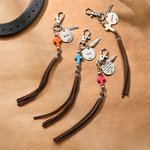 Gepersonaliseerd Natuurstenen Kruis Zadelbedel met Naam en Veren Kwastje Paardrijden Spel Doopcadeau voor Christenen Paardrijden Liefhebbers