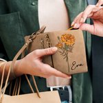 Cartera personalizada de cuero PU con flores de nacimiento y nombre con soporte para tarjetas regalo de cumpleaños y aniversario para mujeres