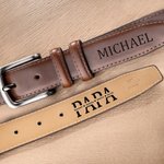 Personalisierter Vater Herren Leder Gürtel mit Namen Gravur Vatertag Geburtstag Geschenk für Papa Opa