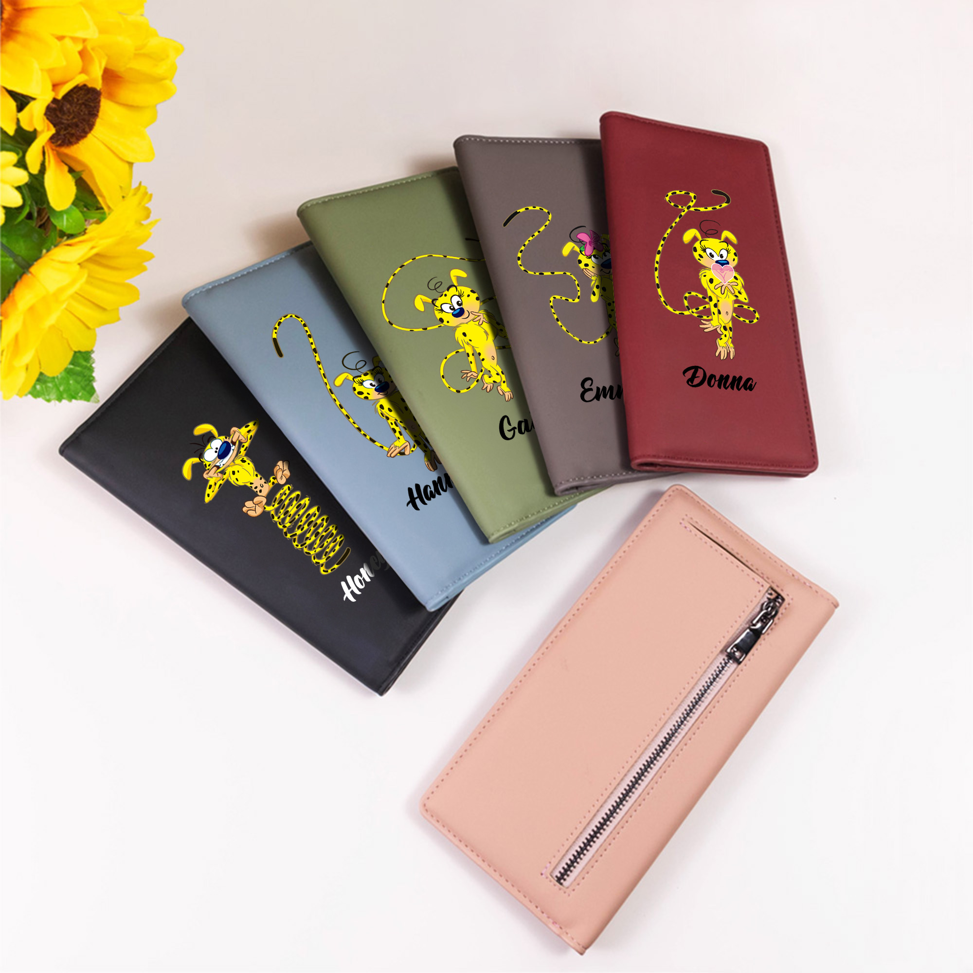 Portefeuille personnalisé en cuir PU à longue queue du Marsupilami avec nom Cadeau d'anniversaire pour femme travailleuse Callie × Marsupilami®.
