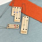 Personalisierte Multicolor Perlen hölzernen Nähen Zeile Zähler mit eingravierten Namen Stricken Werkzeug zur Unterstützung der Zählung Geburtstag Geschenk für Strick-Liebhaber