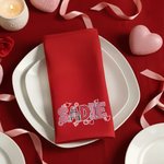 Serviette de table rouge personnalisée avec nom et enveloppe en forme de coeur Cadeau d'anniversaire de Saint-Valentin pour les couples et les amies