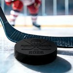 Personalisierter Eishockey Puck aus Hartgummi mit eingraviertem Logo Namen Nummer und Datum Winterspiele Team Geschenk für Eishockey-Spieler und -Fans