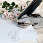 Gepersonaliseerde Geboortebloem Embosser Stempel met Initialen en Naam Handembosser Verjaardagsgeschenk voor Boekliefhebbers of Boekenworm