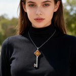 Personalisierte Dornen Iris Kreuz Gothic Schlüssel Halskette mit abnehmbarem Fach und Papier Vintage-Schmuck Geschenk für Gothic-Liebhaber