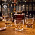 Decanter per whisky personalizzato con dito a forma di cuore e nome inciso Regalo di compleanno, anniversario e San Valentino per una coppia di amanti del whisky