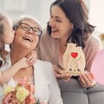 Personoitu puinen karhuperhe sydänpalapeli joka sisältää 2-6 nimen kaiverruksen sopii työpöytäkoristeeksi ja syntymäpäivälahjaksi koko perheelle