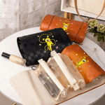 Borsa per il trucco in pelle PU con nome, regalo di compleanno essenziale per il viaggio, personalizzata in giallo e leopardo di Marsupilami | Callie × Marsupilami®