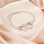 Personoitu hopea rannekoru kaksoissydämin syntymäkivin ja nimikaiverruksin täydellinen lahja naisille ystävänpäiväksi