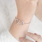 Personoitu hopea rannekoru kaksoissydämin syntymäkivin ja nimikaiverruksin täydellinen lahja naisille ystävänpäiväksi