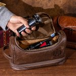 Borsa da toilette personalizzata Crown Shield in pelle PU da uomo con iniziale e nome Viaggio d'affari Regalo di compleanno per uomo