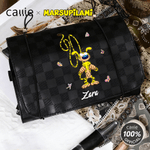 Borsa per il trucco in pelle PU con nome, regalo di compleanno essenziale per il viaggio, personalizzata in giallo e leopardo di Marsupilami | Callie × Marsupilami®