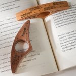 Personalisierte Bibel Vers hölzerne Buch Seite Halter mit eingraviertem Namen Geburtstag Taufe Buch Club Geschenk für Buchliebhaber Christian