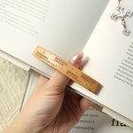 Personalisierte Bibel Vers hölzerne Buch Seite Halter mit eingraviertem Namen Geburtstag Taufe Buch Club Geschenk für Buchliebhaber Christian