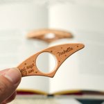 Personalisierte Bibel Vers hölzerne Buch Seite Halter mit eingraviertem Namen Geburtstag Taufe Buch Club Geschenk für Buchliebhaber Christian