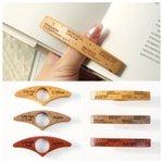 Personalisierte Bibel Vers hölzerne Buch Seite Halter mit eingraviertem Namen Geburtstag Taufe Buch Club Geschenk für Buchliebhaber Christian