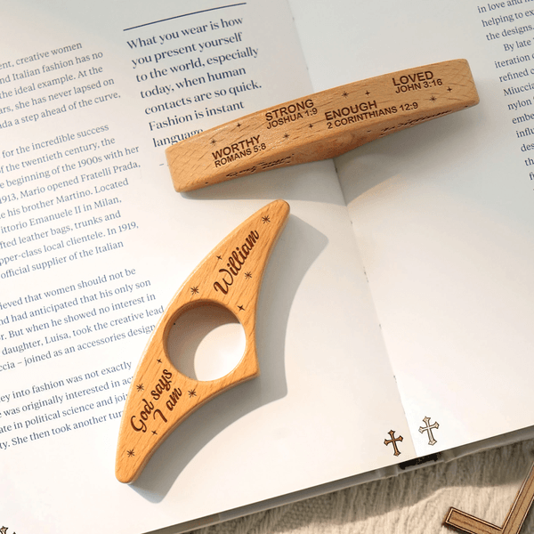 Personalisierte Bibel Vers hölzerne Buch Seite Halter mit eingraviertem Namen Geburtstag Taufe Buch Club Geschenk für Buchliebhaber Christian