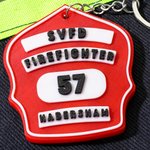 Personalisierte 3D-gedruckt Feuerwehrmann Abzeichen Multicolor Schlüsselanhänger mit Abteilung Position und Name Rucksack Zubehör Geburtstag Geschenk für Feuerwehrmann