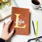 Personoitu kukkanimikirjain A5 nahkapäiväkirja 100 rivioitua sivua täydellinen syntymäpäivä ja työlahja ystäville perheelle ja toimistolle