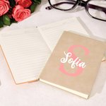 Personoitu kukkanimikirjain A5 nahkapäiväkirja 100 rivioitua sivua täydellinen syntymäpäivä ja työlahja ystäville perheelle ja toimistolle