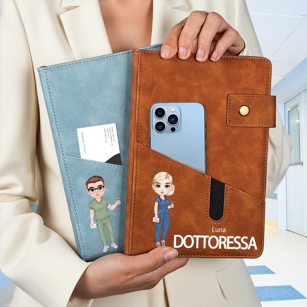 Taccuino personalizzato con tasca frontale,  con nome e personaggio in stile cartone animato - Regalo di compleanno per personale medico