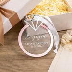 Gepersonaliseerd Romantisch Verloofd Diamanten Ring Ornament met Naam en Datum Huwelijksverjaardag Verlovingscadeau voor Paar
