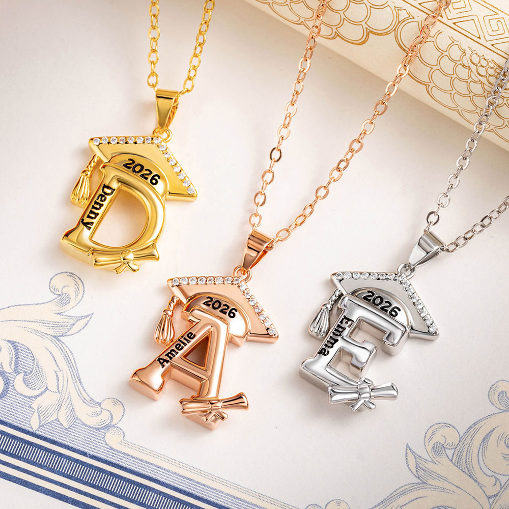 Collier personnalisé en Zircon Grad Cap Initial avec Nom gravé Année Bijoux délicats Cadeau d'anniversaire de fin d'études pour les femmes diplômées