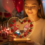 Personalisierte Rose Gnome Paar Herz Acryl LED Nachtlicht mit Namen und hölzerne Basis Home Decor Valentinstag Jahrestag Geschenk für Paar