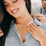 Collar personalizado en forma de anillo con 1 a 6 piedras de nacimiento y texto grabado regalo de cumpleaños o Día de la Madre para mujer