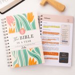 Gepersonaliseerd The Bible In A Year Een 52-Weken Dagboek met Naam en Bloemenmotief Bijbelstudiegids Religieus Geschenk voor Christelijke Vrouwen