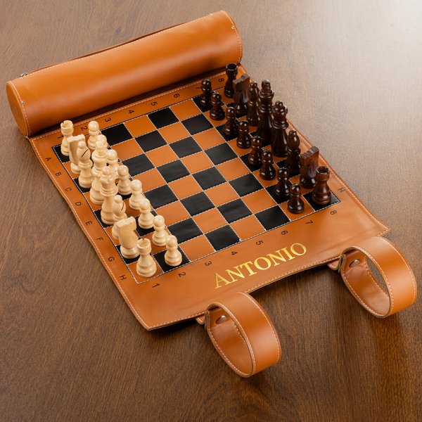 Tablero de ajedrez portátil personalizado de cuero PU con piezas de ajedrez de madera maciza y texto regalo de cumpleaños para amantes y jugadores