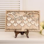 Personoitu roikkuva puinen perhepuukoriste jossa on 1-12 sydäntä ja kaiverrettu nimi sekä teksti on täydellinen joulukodin koriste ja lahja perheelle