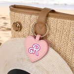 Personalisierte rosa Puppe Schriftart starke magnetische Leder herzförmigen Hut Clip mit Initial Satz von 2 Reise-Zubehör Geschenk für Mädchen Frauen