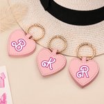 Personalisierte rosa Puppe Schriftart starke magnetische Leder herzförmigen Hut Clip mit Initial Satz von 2 Reise-Zubehör Geschenk für Mädchen Frauen