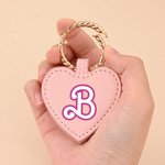 Personalisierte rosa Puppe Schriftart starke magnetische Leder herzförmigen Hut Clip mit Initial Satz von 2 Reise-Zubehör Geschenk für Mädchen Frauen