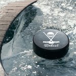 Personalisierter Eishockey Puck aus Hartgummi mit Namen Helm Spieler Schläger Silhouette Winterspiele Team Geschenk für Eishockey-Spieler und -Fans