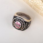 Personalisierter Siegelring mit Geburtsstein Gravuren und Motiven Abschlussring Meisterschaftsring Winterspiele Geschenk für Sportler Absolventen